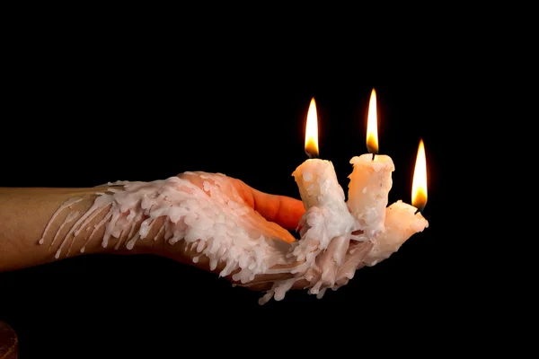 Drei Kerzenstäbe an brennenden Fingern — Stockfoto