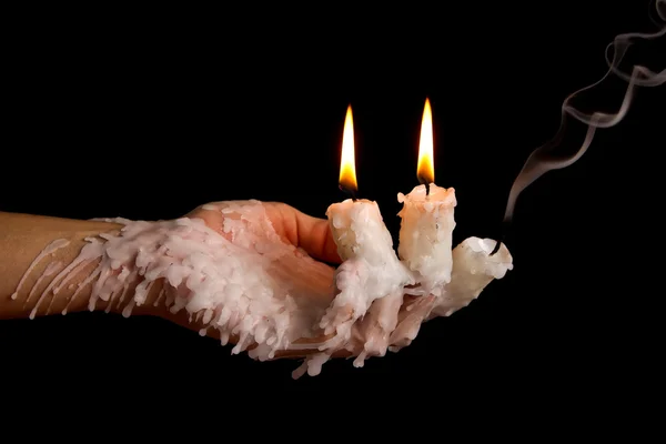 Три свечи на пальцах, обжигают тлеющие — стоковое фото