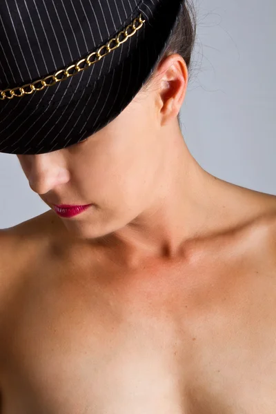 Conversione artistica donna con cappello — Foto Stock