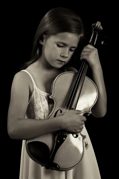 Chica sosteniendo violín en vestido rosa — Foto de Stock