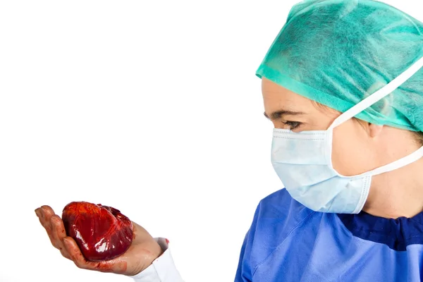 Medico tenere il cuore in blu con maschera — Foto Stock