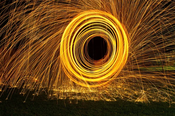 Queima de lã de aço girar em círculos para fazer padrões — Fotografia de Stock