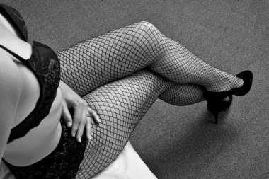 boudoir kadın yatakta sanatsal dönüşüm üzerinde ayakkabı giy