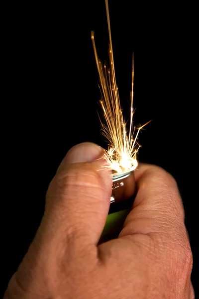 Hand mit Feuerzeug zündet Funken — Stockfoto