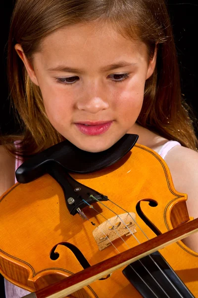 Girl playing violin in pink dress — Stock Photo, Image