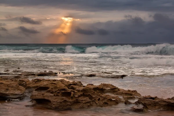 Alba paesaggio dell'oceano con onde nuvole e rocce — Foto Stock
