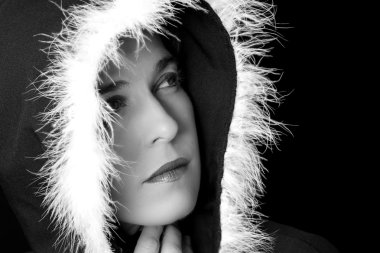 siyah pelerin siyah beyaz üzgün kadın portresi