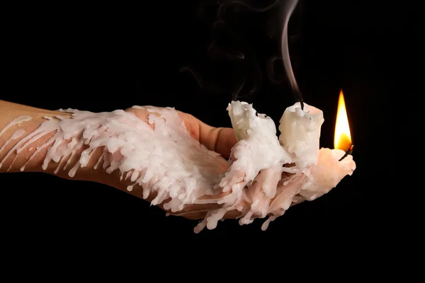 Три свечи палочки на пальцах buring — стоковое фото