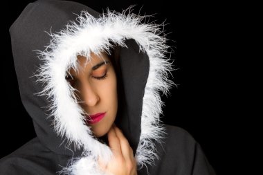 Siyah pelerinli üzgün kadın portresi