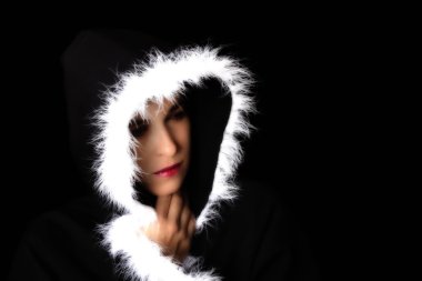 siyah pelerin sanatsal dönüşüm üzgün kadın portresi