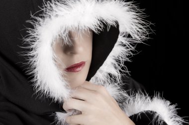 siyah pelerin sanatsal dönüşüm üzgün kadın portresi