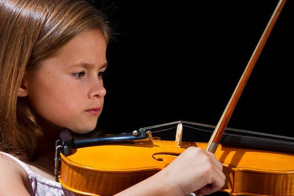 Flicka spela fiol i rosa klänning — Stockfoto