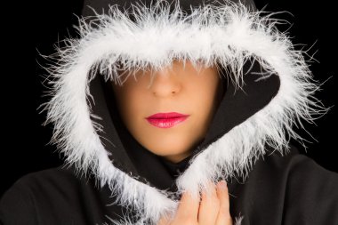 Siyah pelerinli üzgün kadın portresi