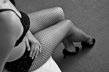 boudoir kadın yatakta sanatsal dönüşüm üzerinde ayakkabı giy