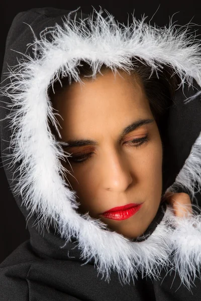 Ritratto di donna triste in mantello nero — Foto Stock