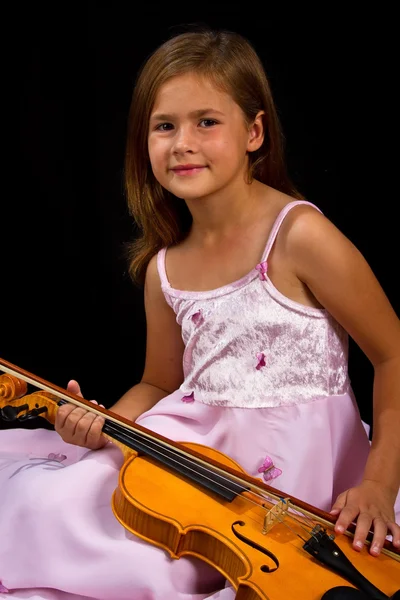 Chica sosteniendo violín en vestido rosa — Foto de Stock
