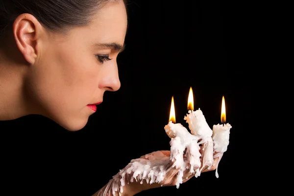 Tre bastoncini di candela sulle dita che bruciano con soffiaggio del viso a flusso di cera — Foto Stock
