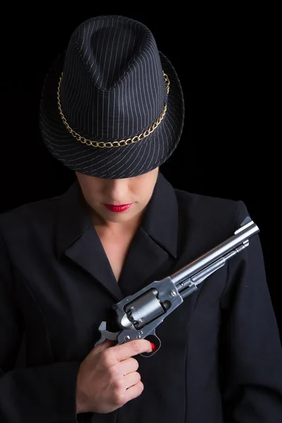 검은색과 은색 권총에서에서 위험한 여자 — 스톡 사진