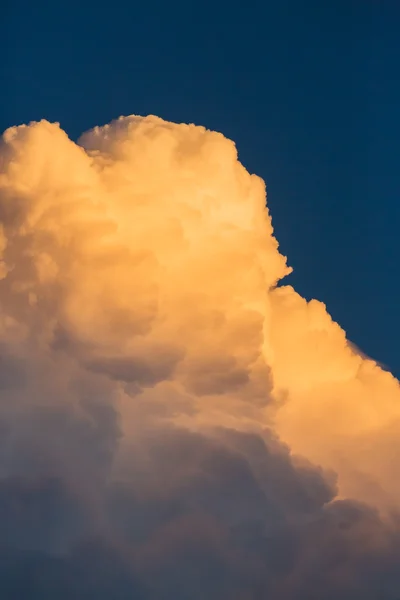 Thunder molnen approack i blå himmel — Stockfoto