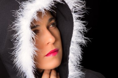 Siyah pelerinli üzgün kadın portresi