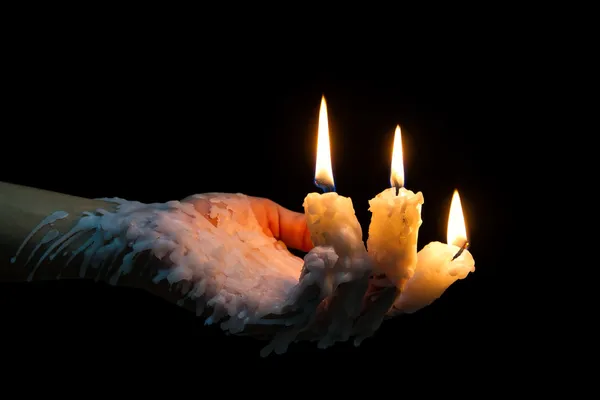 Tre bastoncini di candela sulle dita che bruciano — Foto Stock