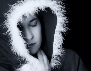 siyah pelerin siyah beyaz üzgün kadın portresi