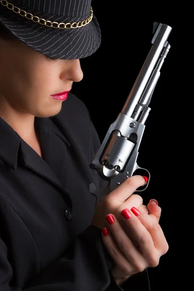 Опасная женщина в черном с серебряным пистолетом — стоковое фото