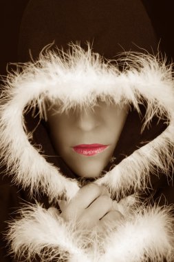 siyah pelerin siyah beyaz üzgün kadın portresi