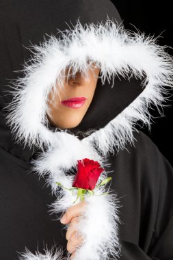 siyah pelerin ve gül sanatsal dönüşüm üzgün kadın portresi