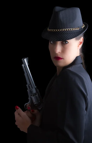 Mujer peligrosa de negro con pistola de plata —  Fotos de Stock