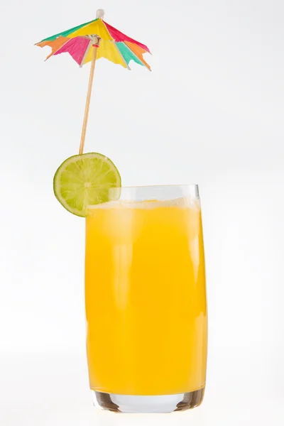 Bicchiere di succo di frutta fetta di lime e ombrello — Foto Stock