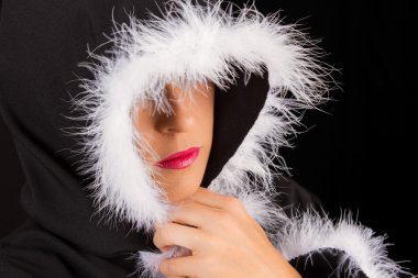 Siyah pelerinli üzgün kadın portresi