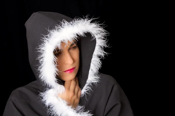 Ritratto di donna triste in mantello nero — Foto Stock