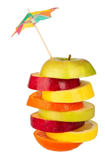Стопка нарезанных фруктов с соломой сверху — стоковое фото
