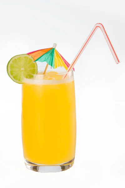 Glas Fruchtsaft Limettenscheibe und Regenschirm — Stockfoto