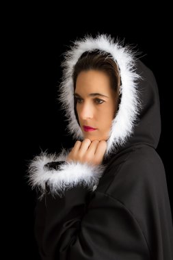 Siyah pelerinli üzgün kadın portresi