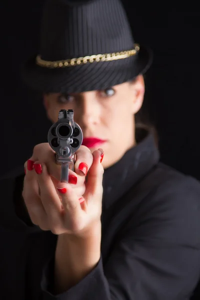 Gefährliche Frau in Schwarz mit silberner Handfeuerwaffe — Stockfoto