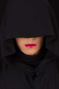 kadın üzgün yüz ile Siyah pelerinli