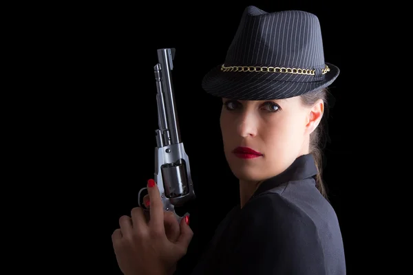 Gefährliche Frau in Schwarz mit silberner Handfeuerwaffe — Stockfoto