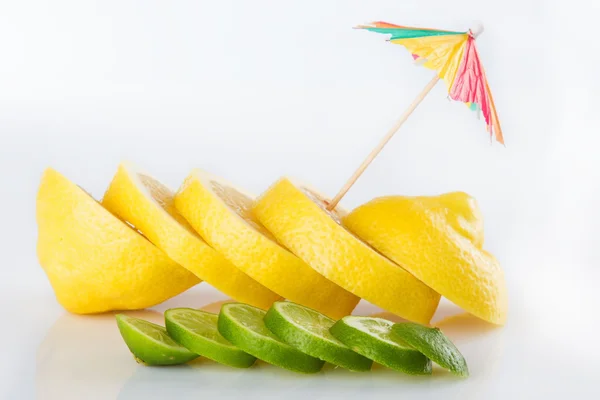 Row of juicy yellow lemon sliced wheels with straw — Stock Photo, Image