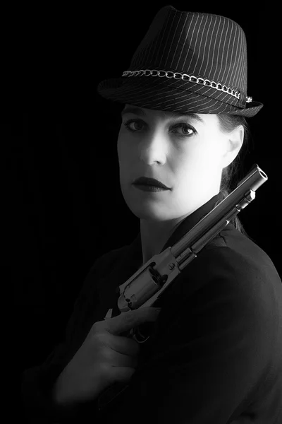 Nebezpečná žena v černém s stříbrné pistole — Stock fotografie