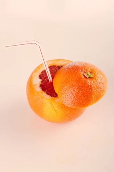 Orange aufgeschnitten mit Stroh zum Trinken — Stockfoto