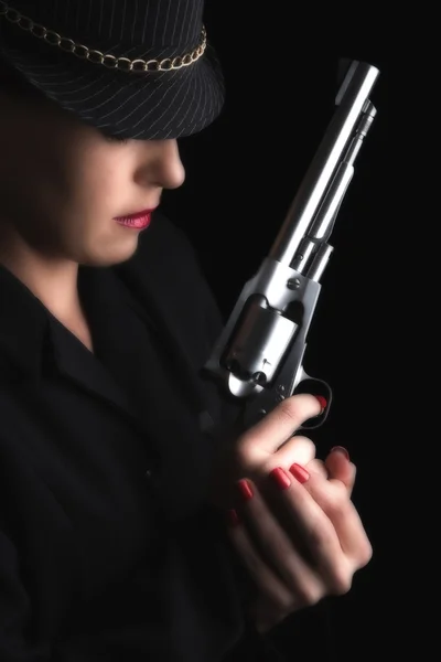 Siyah Gümüş tabanca ile tehlikeli kadın — Stok fotoğraf