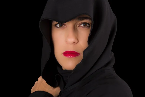 Frau in schwarzem Umhang mit traurigem Gesicht — Stockfoto