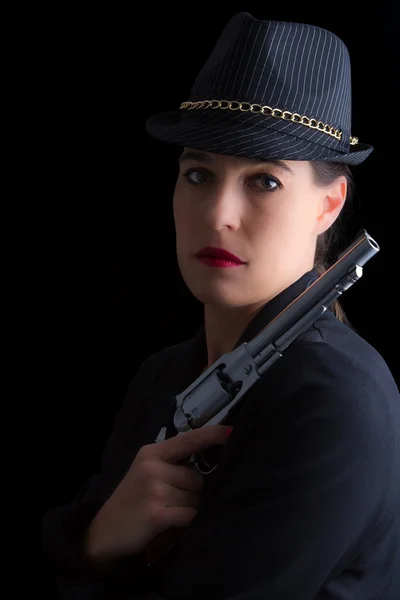Siyah Gümüş tabanca ile tehlikeli kadın — Stok fotoğraf