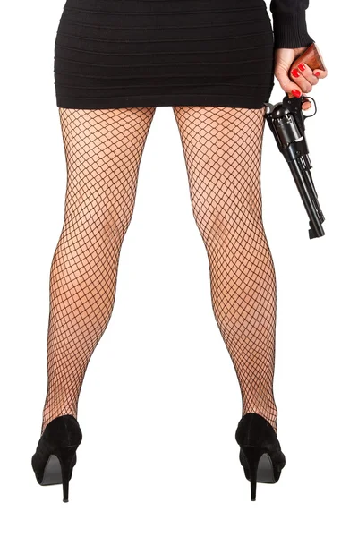 Piernas de mujer peligrosa con pistola y zapatos negros — Foto de Stock