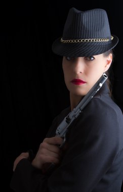 Siyah Gümüş tabanca ile tehlikeli kadın