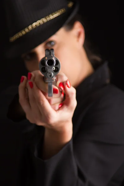 Опасная женщина в черном с серебряным пистолетом — стоковое фото