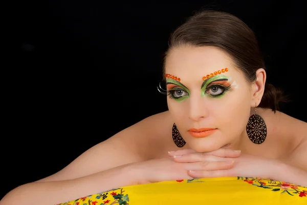 Mooie brunette vrouw portret met creatieve make-up — Stockfoto