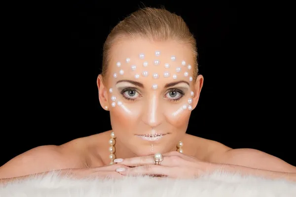 Schönes blondes Frauenporträt mit kreativem Make-up — Stockfoto